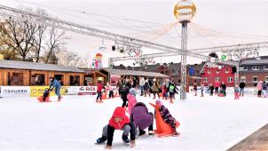 <p>In Aachen-Brand erfreuen sich Jung und Alt an der Eisbahn und dem Rahmenprogramm.</p>