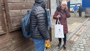 <p>Bei Marion Decker (rechts) laufen seit über drei Jahrzehnten die Fäden für den Eupener Weihnachtsmarkt zusammen.</p>
