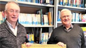<p>Freude bei Dechant Helmut Schmitz (links) und Professor Alfred Minke über das schöne Bildgeschenk der belgischen Gebetsliga.</p>