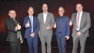 <p>Dieses Bild entstand im Rahmen des Jahresendempfangs am Freitagabend. Zu sehen sind von links der neue AVED-Ehrenpräsident Ludwig Henkes, IHK-Präsident Marc Knauf, Gastreferent Marcel Fratzscher, AVED-Vizepräsident Bernd Hugo und Volker Klinges (Geschäftsführer AVED und IHK)</p>