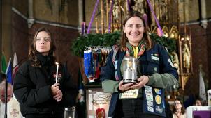 <p>Davina Legros von den Pfadfindern St. Georg aus Raeren durfte in Wien das Friedenslicht für Belgien in Empfang nehmen.</p>