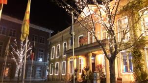 <p>Beleuchtete Bäume und in Licht gehüllte Fenster des Eupener Rathauses: Nicht überall auf dem Stadtgebiet „weihnachtet“ es in diesem Jahr so deutlich.</p>