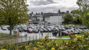 <p>Blick auf den Parkplatz „Bergstraße“ am Josephine-Koch-Park. Dort gelten – wie auf allen großen öffentlichen Parkplätzen in der Eupener Innenstadt – ab dem Jahresanfang 2023 neue Tarife.</p>