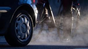 <p>Feinstaub kommt nicht nur aus dem Auspuff von Autos, sondern entsteht auch durch Abrieb bei Reifen und Bremsen.</p>