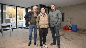 <p>Godfrey He (Bildmitte), Besitzer des Ambassador Hotels Bosten, wagt nach dem Hochwasser den Neustart. Hubert Bosten (l.) und Eupens Kulturschöffe Philippe Hunger (r.) unterstützen ihn dabei.</p>