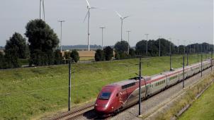 <p>Ein Thalys, der nach Amsterdam unterwegs war, steckt auf freier Strecke fest.</p>