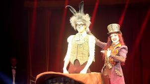 <p>Alexandra Saabel zaubert in der Show so einiges aus dem Hut.</p>