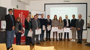 <p>Die Absolventen und Dozenten der dualen Bachelorstudiengänge „Buchhaltung“, „Public and Business Administration“ und „Versicherungen“.</p>