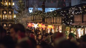 <p>Menschen besuchen den Weihnachtsmarkt am Dom in Köln.</p>