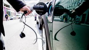 <p>Ein Mann entfernt an einem Auto mit Plug-in-Hybrid-Antrieb den Stecker: Die Belgier sind noch nicht zu 100 Prozent von den neuen E-Mobilen überzeugt.</p>