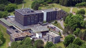 <p>Vorläufig ist der Betrieb der früheren Eifelhöhen-Klinik als Flüchtlingsunterkunft bis zum 30. April 2023 vorgesehen.</p>