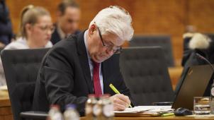 <p>Charles Servaty verteidigte das zeitweilige Verbot von Mietindexierungen: „Dabei handelt es sich in der Tat keineswegs um eine banale Maßnahme, die sich einfach so im Handumdrehen beschließen ließe“, sagte er im Parlament.</p>