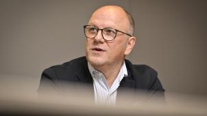 <p>Thomas Philipp Reiter ist Repräsentant des deutschen Mutterhauses Insa („Institut für neue soziale Antworten“) in Brüssel und wichtigster Ansprechpartner. „Mich treibt vor allem um, dass Ostbelgierinnen und Ostbelgier bei Umfragen praktisch nicht stattfinden“, sagt er.</p>