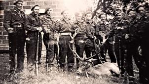 <p>1945: Eine belgische Holzfäller-Brigade in der Roetgener Reichstraße.</p>