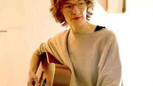<p>Singer-Songwriterin Maria Dahmen eröffnet ihr Gesangsatelier „Singstimmig“ im Eupener Klinkeshöfchen.</p>