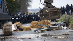 <p>Während die Polizei Vorbereitungen zur geplanten Räumung des Dorfes Lützerath trifft, werden schwere Räumfahrzeuge, die Barrikaden entfernen, von der Polizei gesichert. Der Ort Lützerath südwestlich von Düsseldorf soll zur Kohlegewinnung abgebaggert werden. In den Häusern, deren einstige Bewohner weggezogen sind, leben Aktivisten, die um den Ort kämpfen wollen.</p>