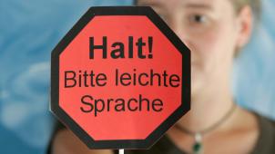 <p>Leichte Sprache soll Menschen mit mit geringer Lesekompetenz helfen, Texte besser zu verstehen.</p>
