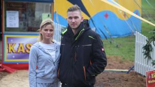 <p>Timo und Kimberly Neigert vor dem Familienzirkus Amany</p>