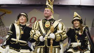 <p>Prinz Marco I. mit seinen Pagen Gina (links) und Anouk</p>