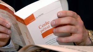 <p>Die im belgischen Strafgesetzbuch enthaltenen Texte sind teilweise über 150 Jahre alt. Eine grundlegende Änderung bot sich also an. Auch in Sachen Majestätsbeleidigung oder Spionage wird das neue Strafgesetz den heutigen Gegebenheiten angepasst.</p>