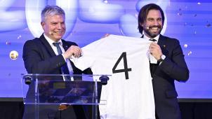 <p>PFF-Chef Gregor Freches (l.) hatte ein AS-Trikot mit der Nummer 4 dabei für MR-Präsident Georges-Louis Bouchez. Der hatte sehr wohl verstanden, ergriff danach aber dennoch Partei gegen ein Belgien zu viert.</p>
