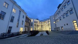 <p>Im Eupener Gerichtsgebäude ging es am Montag um den Fall eines Eupener Gastronomen, dem Urkundenfälschung, Missbrauch von Gesellschaftsvermögen und Unterschlagung zur Last gelegt wird.</p>