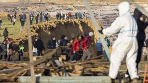 <p>Besucher stehen direkt an der Kante des Tagebaus Garzweiler II in Lützerath, derweil bauen Aktivisten weitere Barrikaden.</p>