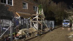 <p>Einsatzwagen der Polizei sichern das Gebiet innerhalb der Ortschaft Lützerath.</p>