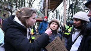 <p>Die Klimaaktivistinnen Luisa Neubauer (links) und Greta Thunberg (Mitte) und Lakshmi Thevasagayam (rechts) stehen am dritten Tag der Räumung im von Klimaaktivisten besetzten Braunkohleort Lützerath.</p>