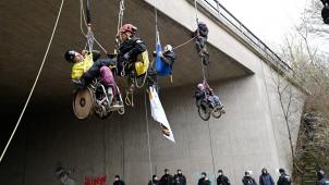 <p>Rollstuhlfahrer haben sich von einer Autobahnbrücke abgeseilt.</p>