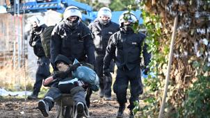 <p>Polizisten schieben einen Klimaaktivisten mit der Schubkarre vom Gelände in Lützerath: Der Energiekonzern RWE will die unter Lützerath liegende Kohle abbaggern - dafür soll der Weiler auf dem Gebiet der Stadt Erkelenz am Braunkohletagebau Garzweiler II abgerissen werden.</p>