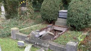 <p>Eine 100 Jahre alte Gruft wurde auf dem Aachener Ostfriedhof zerstört.</p>
