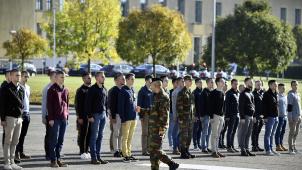 <p>Junge Rekruten stehen am ersten „Arbeitstag“ – noch ohne Uniform – stramm.</p>