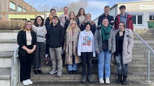 <p>Die Reisegruppe: (v.l. hinten) Emma Hönders, Elena Mertens, Marie Falter, Elysée Mink, Anja Draffehn, François Letocart und Leon Cremer. (v.l. vorne) Kimberly Hardt, Claire Guffens, Clemens Kern, Emma Fuss, Hazel Gleissner, Soraja Theves und Michell Ilic. Abwesend sind Alessio Quintz und Jill Beaupain.</p>
