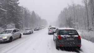 <p>Schneefall sorgt für weiße Bürgersteige und glatte Straßen, etwa auf der Himmelsleiter.</p>