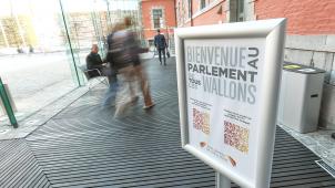 <p>Dem Parlament der Wallonie droht ein neuer Finanzskandal. Betroffen ist diesmal die Pensionskasse der Regionalabgeordneten, die rote Zahlen schreibt.</p>