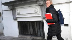 <p>Von Rentenministerin Karine Lalieux werden Reformmaßnahmen erwartet, um sowohl die zusätzlichen Haushaltskosten des Rentenbonus zu beseitigen als auch die finanzielle Tragfähigkeit unserer gesetzlichen Alterspension zu verbessern - allesamt Voraussetzungen für die Auszahlung von Mitteln aus dem europäischen Konjunkturprogramm.</p>