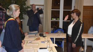 <p>Alexandra Barth-Vandenhirtz (r.) legte am Montagabend im Eupener Stadtrat ihren Eid als Schöffin vor Bürgermeisterin Claudia Niessen (l.) ab.</p>