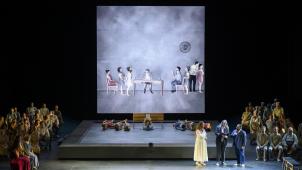 <p>„La Sonnambula“ wird in Lüttich zu einem fantastischen Musiktheaterabend. Diese Produktion zeigt, dass Oper mit einer starken Bildästhetik und einfühlsamen Gesang weite Publikumsschichten anspricht.</p>