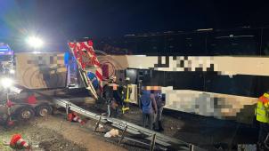 <p>Der verunglückte Bus am Dienstagabend</p>