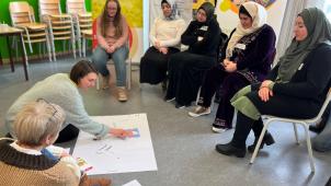 <p>Im Schlaf verarbeiten Kinder, was sie tagsüber erlebt haben. Ausreichend Schlaf ist daher wichtig für eine gesunde Entwicklung. Beim jüngsten Elterncafé haben sich die Mütter unter Anleitung von Anna Haselbach (2. v. l.) und Danielle Schöffers unter anderem mit der Frage beschäftigt, wie das Einschlafen besser gelingen kann.</p>