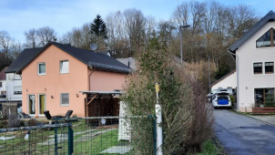 <p>Im Badezimmer dieses roten Hauses soll es nach dem jetzigen Ermittlungsstand zu der grausamen Tat durch massive Gewalteinwirkung gegen den Kopf des Opfers gekommen sein.</p>