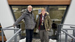 <p>Werner Kalff und Sarkany Wetzels vor dem neuen Jugendtreff in der Unterstadt.</p>