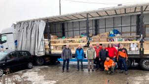 <p>Vor allem Kerzen, Taschenlampen und Winterkleidung hat der LKW geladen.</p>