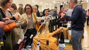 <p>Viele Besucher zogen von Stand zu Stand, um sich mit dem Thema Wein in all seinen Facetten und den verschiedenen Stilrichtungen auseinander zu setzen.</p>