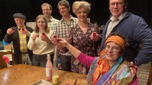<p>Anstoßen auf die gelungene Aufführung war bei den Protagonisten angesagt.</p>