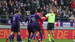 <p>Calvin Stengs flog gegen den RSC Anderlecht mit Rot vom Platz.</p>