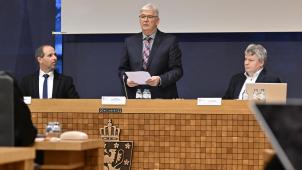 <p>Der SP-Politiker Charles Servaty wurde am Montagabend zum neuen Parlamentspräsidenten gewählt: „Lassen Sie uns gemeinsam und im fairen Umgang miteinander unser Parlament zu einem offenen und aufgeschlossenen Haus machen“, sagte er in seiner Antrittsrede. Links erkennt man Greffier Stephan Thomas, rechts den ersten Sekretär José Grommes.</p>