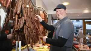 <p>Das Sortiment bietet Abwechslung und Klassiker – Schinkenwurst geht am häufigsten über den Tresen.</p>