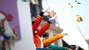 <p>Beim Kölner Rosenmontagszug gilt für Karnevalisten in diesem Jahr ein strenges Verbot, Kamelle in den Rhein zu werfen.</p>